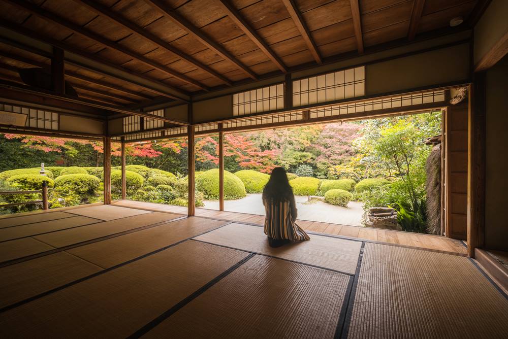 Pawilon pejzażowy w ogrodzie karesansui. Esej o japońskich ogrodach karesansui i, jaką rolę pełnią w filozofii Zen i Mono no Aware