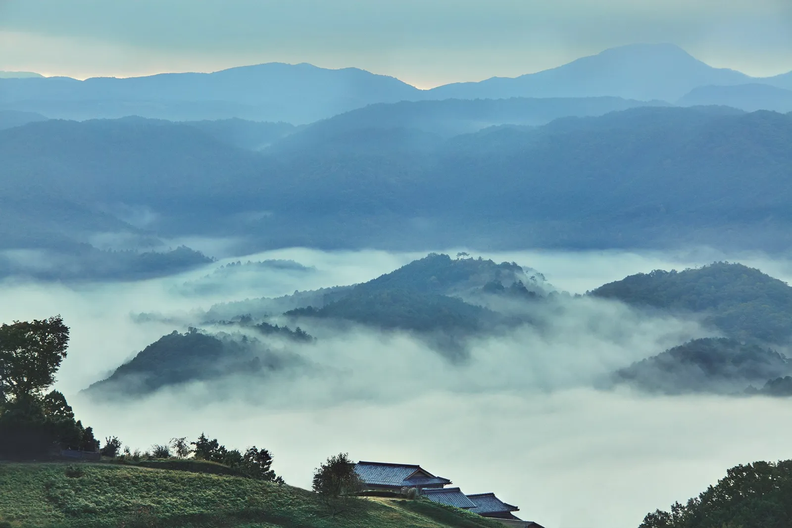 Pejzaż górzystej prowincji Iga, Japonia. Iga Ikki - samodzielna komuna autonomicznie rządzona przez kolektyw chłopów, rzemieślników, shinobi - republika ninja w czasach Japonii sengoku.