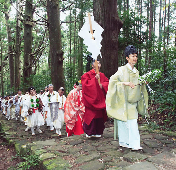 Inscenizacja pielgrzymki w zokresu Heian na Kumano Kodo Esej o Kumano Kodo - japońskim Camino de Santiago - historia Japonii zaklęta w szlaku pielgrzymek przez góry Kii