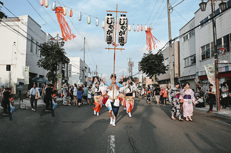 Festiwal ziemniaka w Japonii: kartoflane tańce Jaga Matsuri pod górą Yōtei Poznaj japońskie Jaga Matsuri – niezwykły festiwal ziemniaka w Kutchan na Hokkaidō. Tańce, parady i kartoflana radość u stóp góry Yōtei!