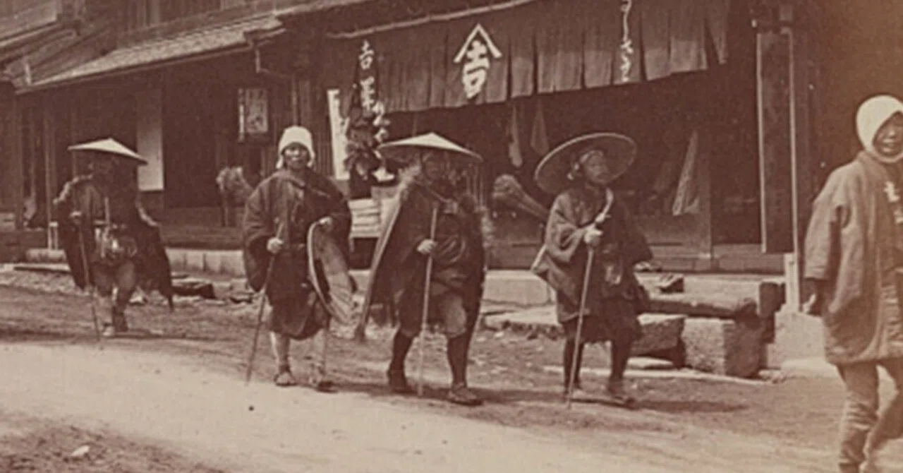 Dzień na stacji kontrolnej sekisho. Jak shōgunat rządził procedurą, nie mieczem Sekisho w Hakone: strażnicy, pieczęcie i przepustki, rewizje bagażu oraz reguła „入り鉄砲に出女”. Jak shōgunat Tokugawów kontrolował ruch ludzi, broń i „wyjeżdżające kobiety”.