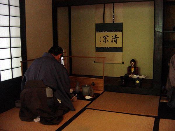 Close the World Behind the Door. Tokonoma – The Japanese Art of Emptiness in Your Home What is Tokonoma? Discover the Japanese Art of Emptiness and Learn How to Create It in Your Own Home—for Silence, Mindfulness, and Harmony.