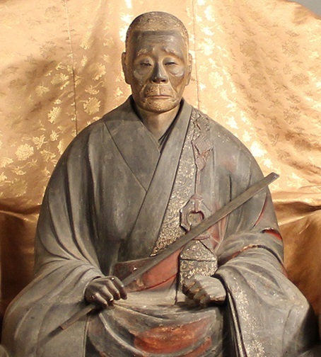 Pomnik Ikkyu Sojun w świątyni Kennin-ji Opowieść o Ikkyu Sojun - mistrzu zen XVwiecznej Japonii, który szukał oświecenia w butelce sake i tworzaystwie prostytutek.