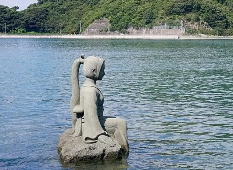 Pomnik Tsuruhime. Artykuł o japońskich piratach kaizoku z rodu Murakami - samuraje i piractwo w Japonii sengoku