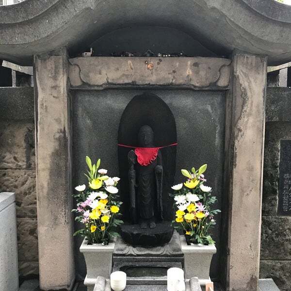 Krypta ku pamięci kobiet Yoshiwary Artykuł o losie kobiet w Yoshiwarze i ich upamiętnieniu w Jokanji - świątyni wyrzuconych, Tokyo, Arakawa.