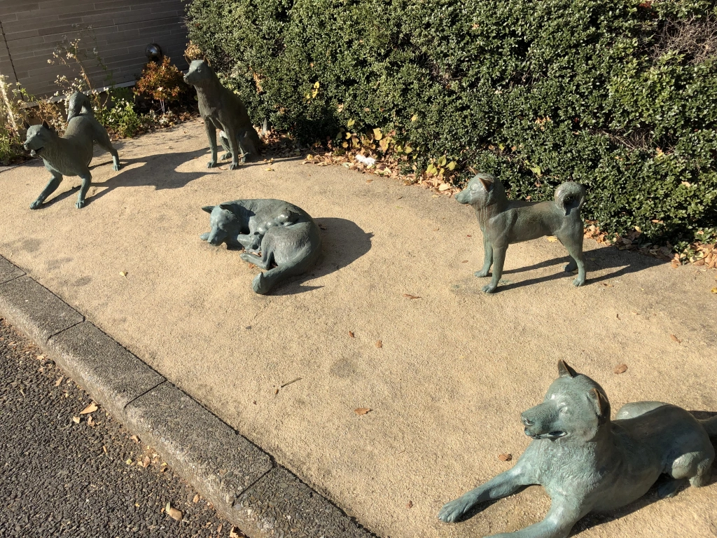 Statuetki psów, Tsuneyoshi Esej o psim Shogunie - Tokugawa Tsunayoshi i jego prawie o współczuciu żywym istotom (Shorui Awaremi no Rei) - jak w Edo chroniono zwierzęta przed okrucieństwem.