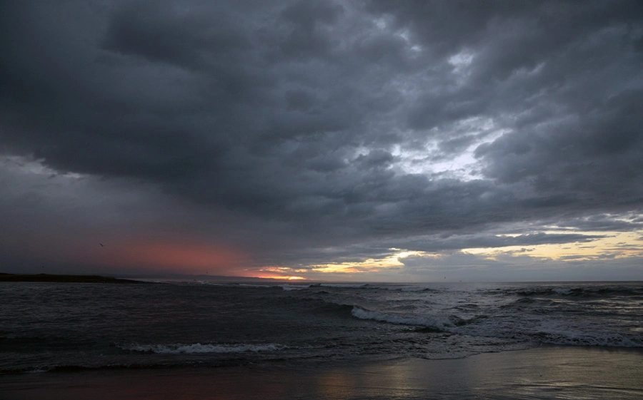 Zimne wody morza przy Kamczatce, Maurycy Beniowski tu był. Maurycy Bieniowski - polsko-węgierski poszukiwacz przygód i awanturnik, który w XVIII wieku zawędrował przez Syberię i Kamczatkę na Wyspy Japońskie - w okresie Edo.