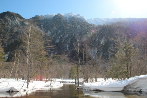 Krajobraz wczesnej japońskiej wiosny Święto równonocy wiosennej po japońsku - shunbun no hi 21 marca.