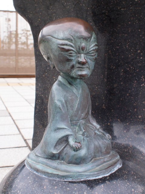Nurarihyon: wódz demonów z przypadku. Psychologia obcego, który zachowuje się jak gospodarz Obcy staruszek siedzi z herbatą w najlepszym pokoju, a cały dom zakłada, że wpuścił go ktoś inny. Nurarihyon i psychologia cudzej pewności siebie w praktyce.