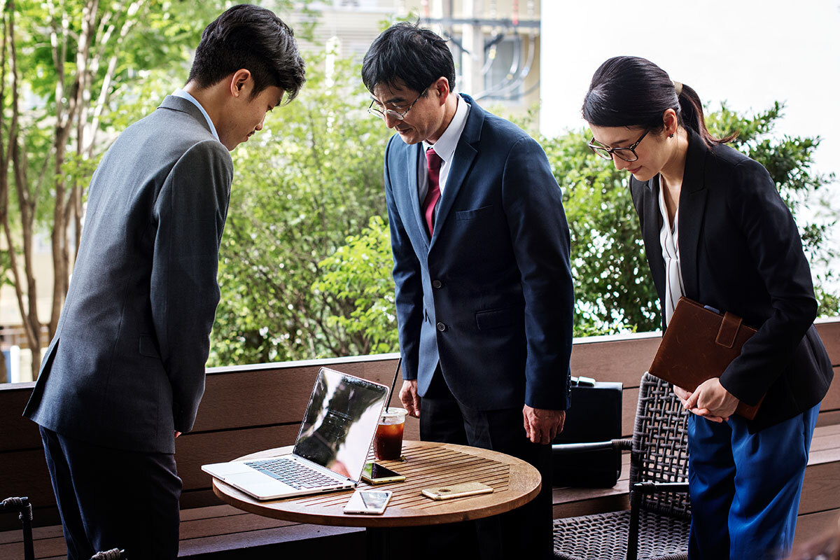Nie po imieniu – jak Japończycy naprawdę mówią do siebie na co dzień Dlaczego w Japonii rzadko woła się ludzi po imieniu? Artykuł o nazwiskach, -san, sensei, firmowych tytułach i tym, jak język odsłania hierarchię relacji.