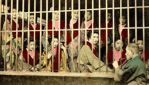 Kurtyzany w klatce, Yoshiwara, Edo, Japonia Artykuł o losie kobiet w Yoshiwarze i ich upamiętnieniu w Jokanji - świątyni wyrzuconych, Tokyo, Arakawa.