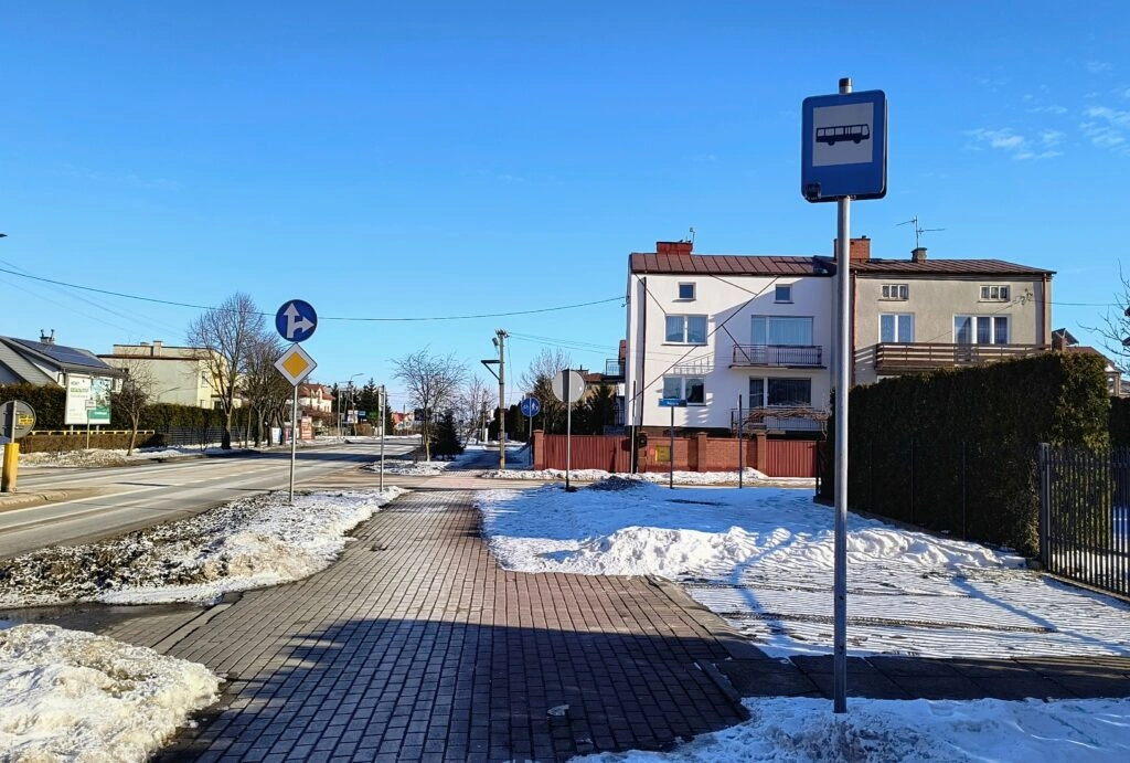 Japońska pora roku „usui”: dokoła lodowaty mróz, w sercu oddech wiosny Usui (雨水) – „Woda deszczowa” – to japońska pora przejścia, gdy zima jeszcze trzyma, a pod śniegiem zaczyna pracować wiosna. Esej o sekki, mikrosezonach i wrażliwości na zmianę, czytany przez waka i hokku oraz zimowy dzień w Przasnyszu.