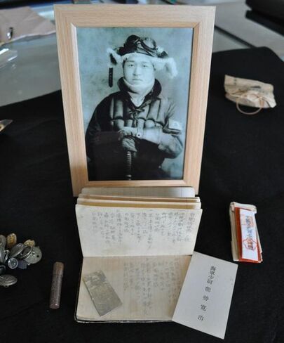 Prawdziwi kamikaze – listy chłopców do rodziny przed śmiercią Prawdziwi kamikaze: autentyczne listy i zapiski dwudziestoletnich pilotów i załóg kaiten pisane tuż przed misją. Fakty, kontekst i słowa do matek, ojców i sióstr.