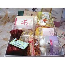 Oseibo – japoński rytuał wdzięczności i pamięci. Dlaczego uczeń pamięta o mistrzu przez całe życie? Esej o japońskiej praktyce drobnych prezentów z wdzięczności w połowie roku (ochugen) oraz na koniec roku (oseibo).