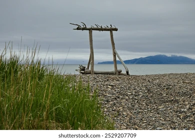 Na krańcu świata - przyczółek Ainu na Morzu Ochiockim Artykuł o ajnuskiej wiosce Shiraoi na Hokkaido - jak żyli Ainu 500 lat temu - spacer przez ajnuską wioskę.