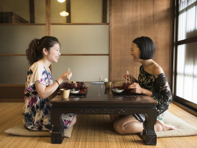 Oseibo – japoński rytuał wdzięczności i pamięci. Dlaczego uczeń pamięta o mistrzu przez całe życie? Esej o japońskiej praktyce drobnych prezentów z wdzięczności w połowie roku (ochugen) oraz na koniec roku (oseibo).