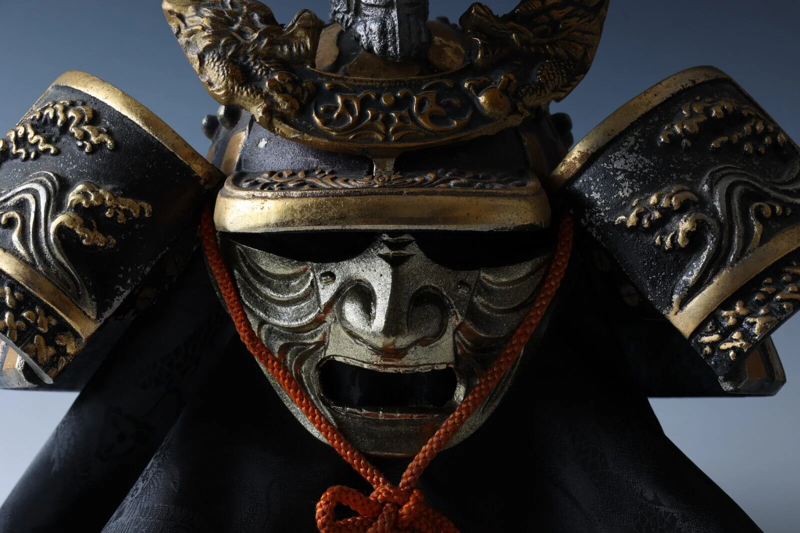 Menpo - samurajska maska bitewna Esej o samurajskim uzbrojeniu - maski ochronne na twarz, czyli men yoroi, czy menpo - ich budowa, symbolika i historia.