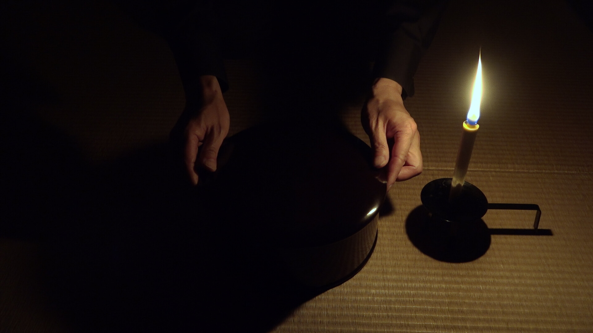 „Pochwała cienia” Tanizakiego – dotknijmy japońskiego piękna półmroku, tak odmiennego od zachodniej estetyki światła Jak Japończycy widzą piękno półmroku? Tanizaki w „Pochwale cienia” pokazuje różnicę między estetyką Japonii a zachodnią obsesją światła.