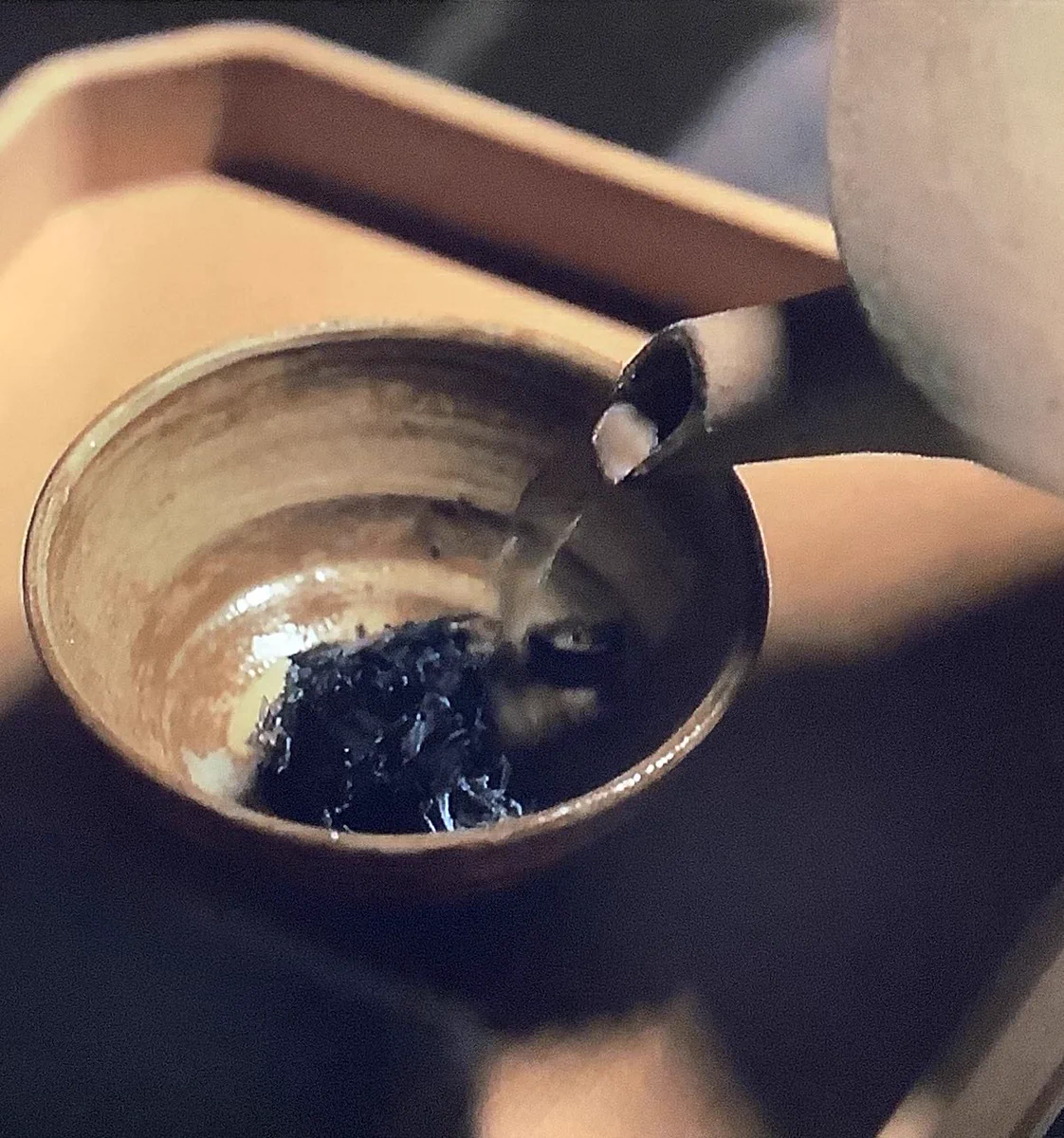 Zanim Iga stała się legendą shinobi. Życie i zasady w wiosce najemników epoki Sengoku Mgła nad kotliną Iga, wiosna 1561. Jeden dzień we wsi wynajmującej ludzi do nocnych napadów: 650 warowni, spisany kodeks i przysięga wypijana razem z popiołem.