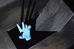 Zapukaj trzy razy i uciekaj. Hanako-san nie ma grobu. Mieszka w szkolnej ubikacji, kabinie trzeciej od końca. Trzecia kabina od końca, trzy stuknięcia i cicha odpowiedź zza drzwi. Hanako-san nie ma grobu ani nazwiska, ma instrukcję. Śledztwo od 1948 po Silent Hill.