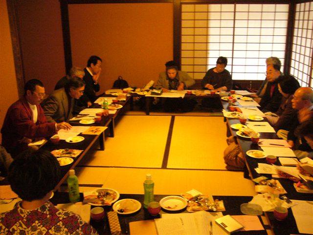 Współczesne zdjęcie ceremonii tworzenia poezji renga. Artykuł o japońskich piratach kaizoku z rodu Murakami - samuraje i piractwo w Japonii sengoku