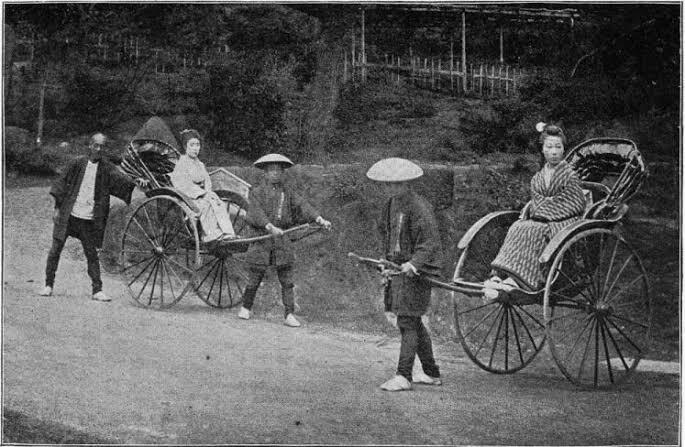 Dawna Japonia na stronie trzeciej. Awantury, oszustwa i nocne perypetie w gazetach epoki Meiji Japonia Meiji z kroniki miejskiej gazet. Dziewczyna wyrzucona z mostu Eitai, kurtyzana gryząca policjanta, rodzina, która zjadła osiemdziesiąt jenów w zupie - perypetie ze strony trzeciej.