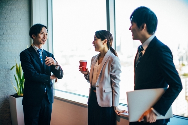 Nie po imieniu – jak Japończycy naprawdę mówią do siebie na co dzień Dlaczego w Japonii rzadko woła się ludzi po imieniu? Artykuł o nazwiskach, -san, sensei, firmowych tytułach i tym, jak język odsłania hierarchię relacji.