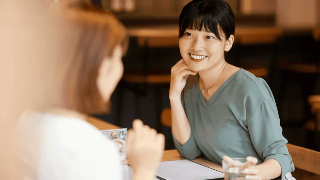 Nie po imieniu – jak Japończycy naprawdę mówią do siebie na co dzień Dlaczego w Japonii rzadko woła się ludzi po imieniu? Artykuł o nazwiskach, -san, sensei, firmowych tytułach i tym, jak język odsłania hierarchię relacji.
