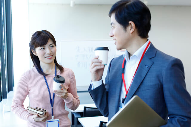 Nie po imieniu – jak Japończycy naprawdę mówią do siebie na co dzień Dlaczego w Japonii rzadko woła się ludzi po imieniu? Artykuł o nazwiskach, -san, sensei, firmowych tytułach i tym, jak język odsłania hierarchię relacji.