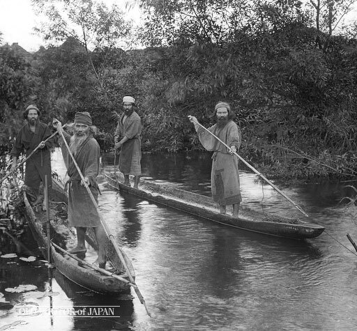 Ainu łowiący ryby Artykuł o ajnuskiej wiosce Shiraoi na Hokkaido - jak żyli Ainu 500 lat temu - spacer przez ajnuską wioskę.