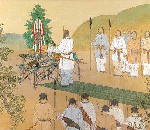 Na początku kobieta była Słońcem – historia Amaterasu Poznaj fascynującą historię Amaterasu, bogini słońca w mitologii japońskiej. Od archeologii i dawnych rytuałów, przez politykę Yamato i ideologię Meiji, aż po feminizm Hiratsuki Raichō i popkulturowe reinterpretacje — odkryj, jak jeden mit kształtował kulturę, tożsamość i wyobraźnię Japonii przez wieki.