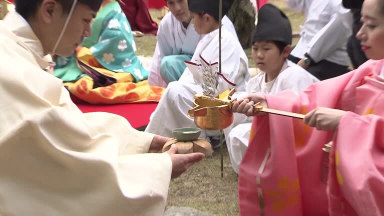 Japanese children know "Hōjōki" by heart – but what can we learn from a monk of the 13th century? "Hōjōki" by Kamo no Chōmei – a Japanese life lesson from 800 years ago, still present in schools. Discover what it can teach us today.