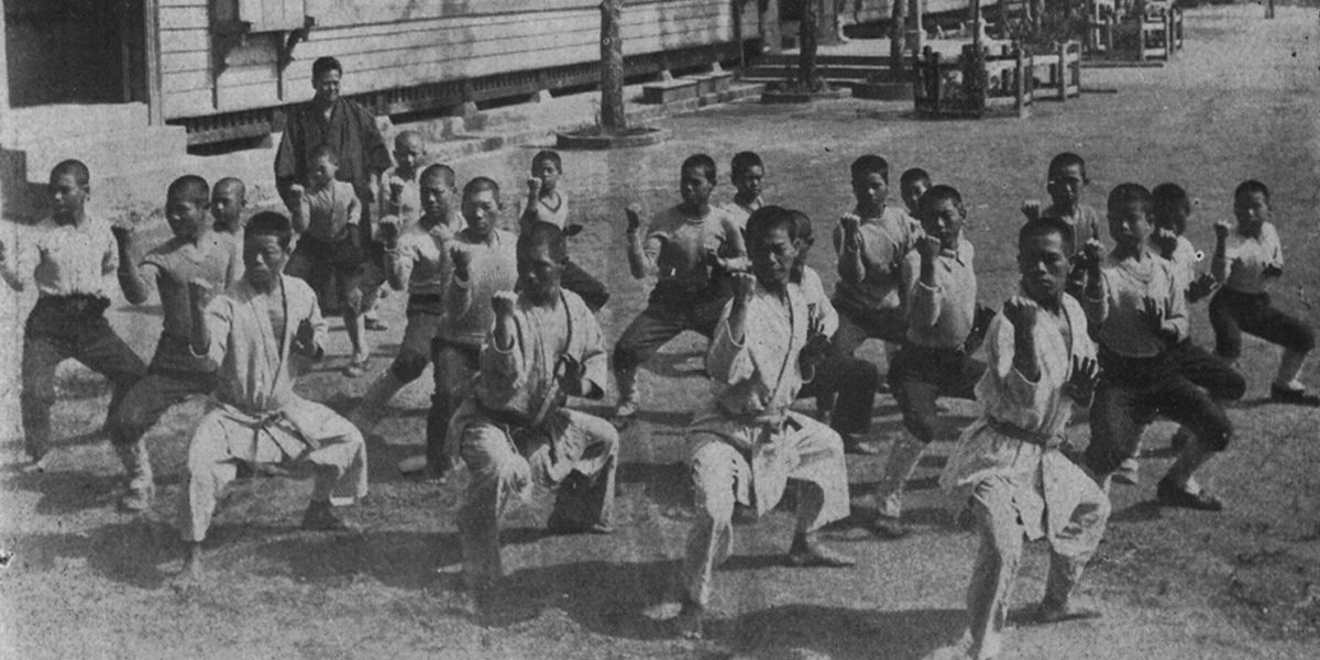 Karate na Okinawie, Japonia. Esej o królestwie Ryukyu (dzisiejsza Okinawa w Japonii) - kolebce karate, kosmopolityzmu azjatyckiego i handlu morskiego Azji.