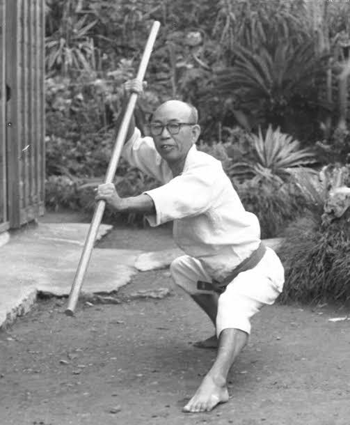 Ćwiczyli po cichu, bili się po ciemku. Życie bezrobotnych urzędników dawnej Okinawy i karate zanim miało nazwę Czerwona czapka, srebrna szpila i żadnego zajęcia. Urzędnicy dawnej Okinawy czekali na etat dziesiątki lat i w tym czasie ćwiczyli ręce. Tak rodziło się karate.
