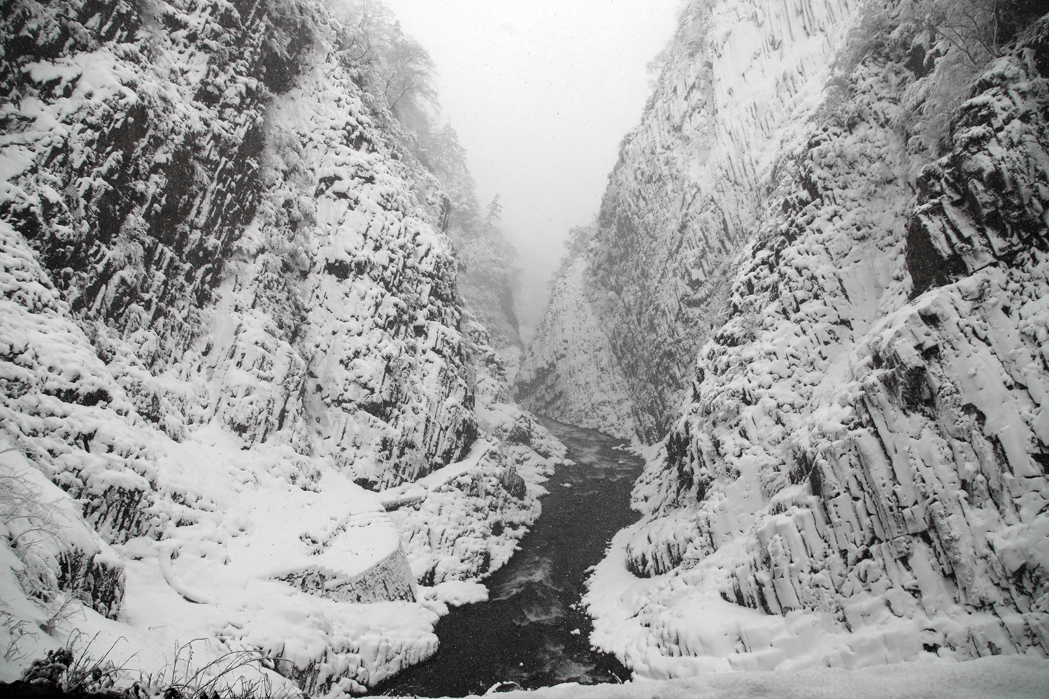 Rzeka zamarznieta, minimalizm zen Felieton o japońskiej poezji (waka, haiku) na temat zimy i zimowej introspekcji, odczuciom mono no aware, pustki zen.
