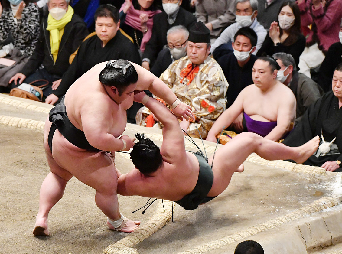 Tachiai (立合い) - jedna sekunda, którą trenuje się przez całe życie Tę jedną sekundę trenuje się całe życie. Tachiai - jedna sekunda, w której rozstrzyga się wszystko. Czego uczy nas japońska walka sumo o momencie decydującym?