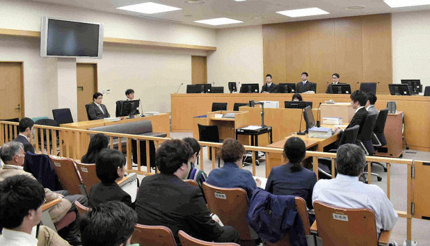 Przykładowa sala sądowa w Japonii Artykuł o konflikcie między Mineko Iwasaki a Arthurem Goldenem - starcie książek: "Memoirs of Geisha" oraz "Geisha, a Life"). Jaka jest prawda o japońskich gejszach?