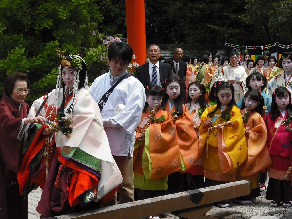 Na początku kobieta była Słońcem – historia Amaterasu Poznaj fascynującą historię Amaterasu, bogini słońca w mitologii japońskiej. Od archeologii i dawnych rytuałów, przez politykę Yamato i ideologię Meiji, aż po feminizm Hiratsuki Raichō i popkulturowe reinterpretacje — odkryj, jak jeden mit kształtował kulturę, tożsamość i wyobraźnię Japonii przez wieki.