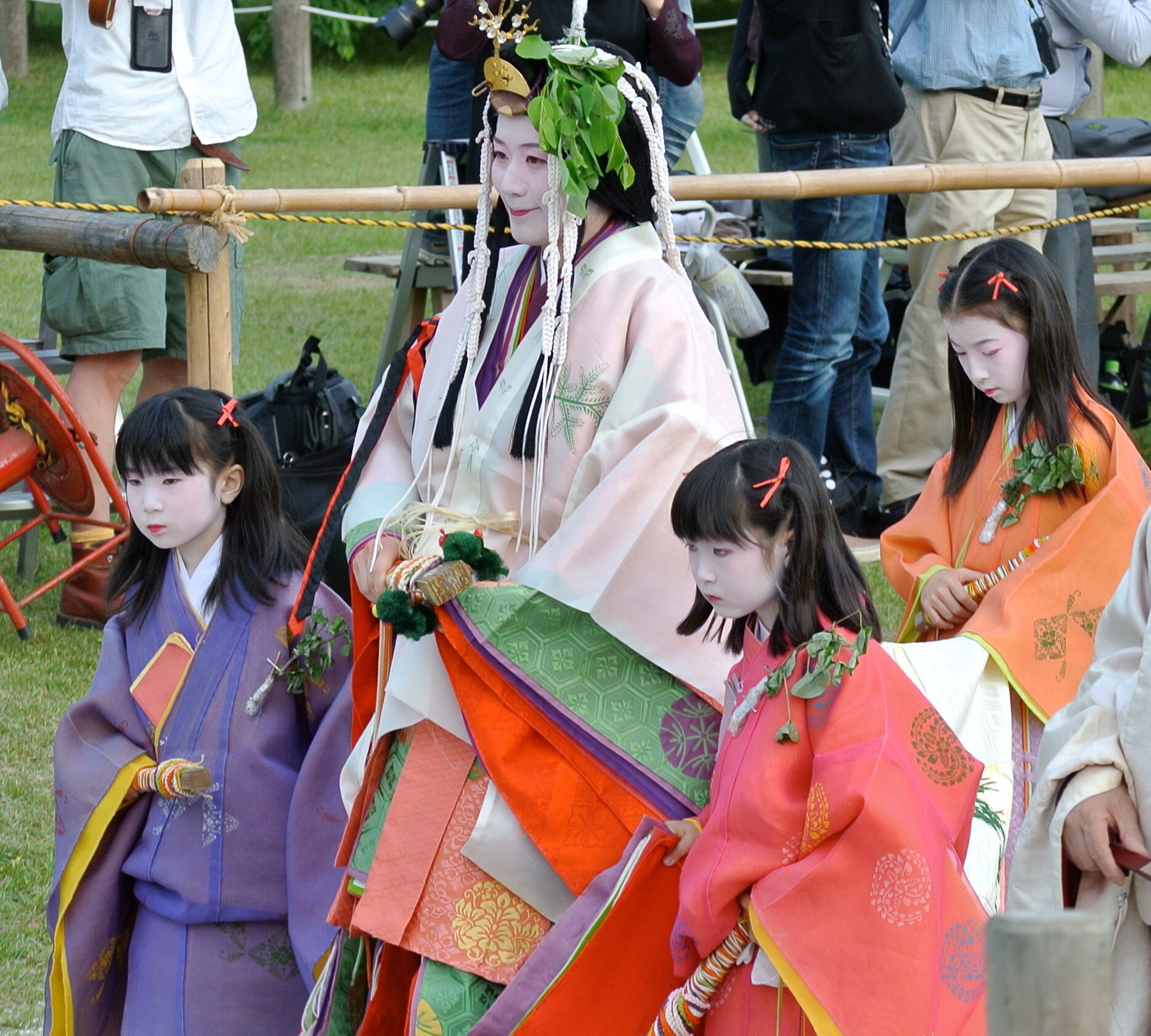 Na początku kobieta była Słońcem – historia Amaterasu Poznaj fascynującą historię Amaterasu, bogini słońca w mitologii japońskiej. Od archeologii i dawnych rytuałów, przez politykę Yamato i ideologię Meiji, aż po feminizm Hiratsuki Raichō i popkulturowe reinterpretacje — odkryj, jak jeden mit kształtował kulturę, tożsamość i wyobraźnię Japonii przez wieki.