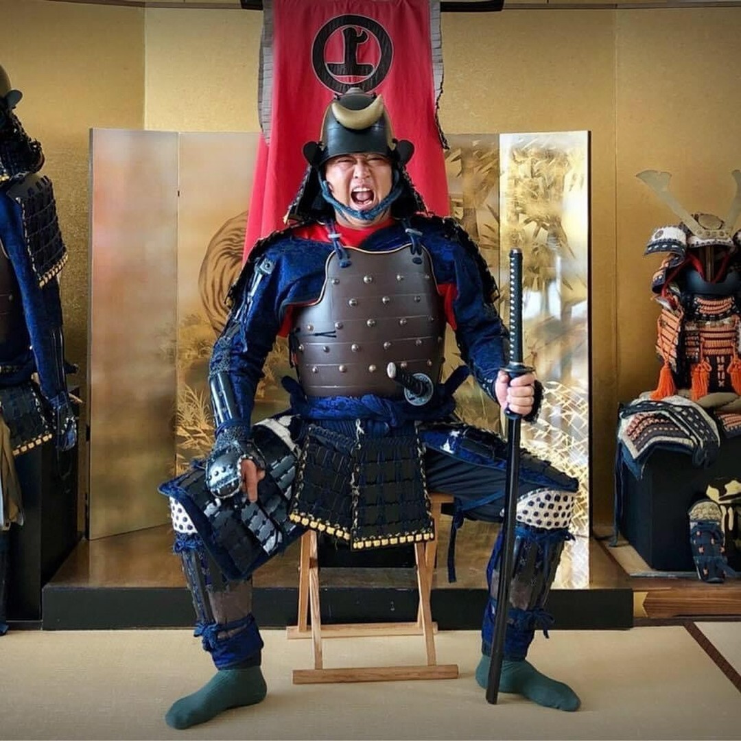 Współczesne zdjęcie stylizowanego samuraja Murakami. Artykuł o japońskich piratach kaizoku z rodu Murakami - samuraje i piractwo w Japonii sengoku