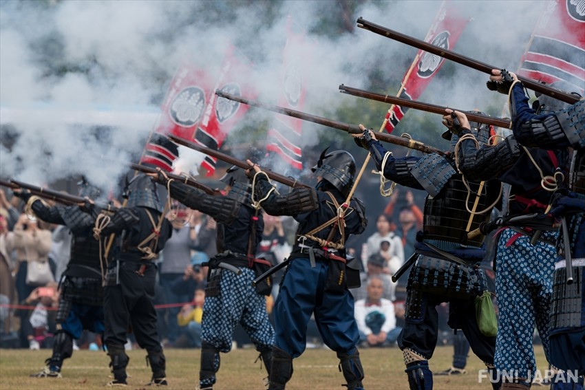 Japońscy samurajowie strzelają z arkebuzów 10 prawd historycznych o Samurajach, jako japońskiej klasie społecznej - jaki był prawdziwy samurai?