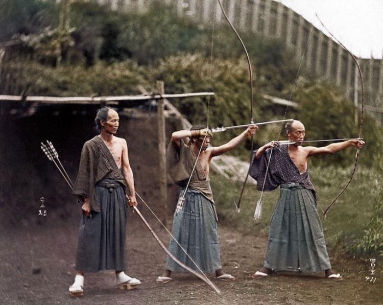 Japońscy samurajowie trenują łucznictwo 10 prawd historycznych o Samurajach, jako japońskiej klasie społecznej - jaki był prawdziwy samurai?