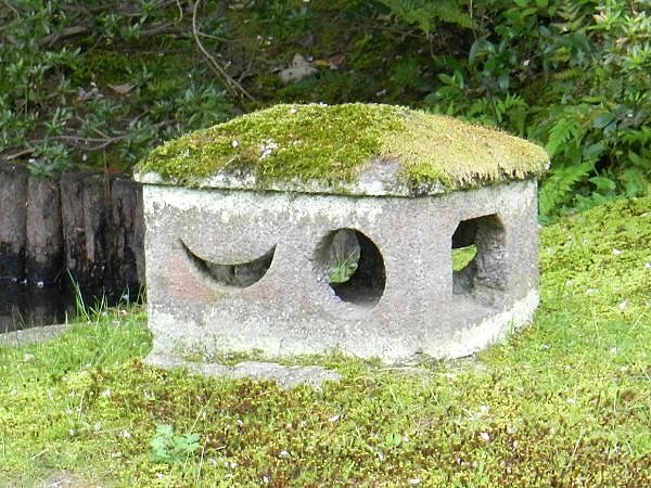 Tōrō – The Stone Lanterns of Japan, Where Silence and the Memory of Centuries Burn Tōrō – Japanese Stone Lanterns: History, Meaning, Types, and Their Presence in Gardens, Art, Zen, and Games like Ghost of Tsushima