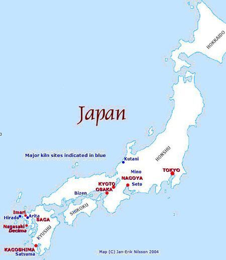 Tsubaki, czyli kamelia - kwiat, którego samuraje się bali czy kochali? Kamelia w Japonii miała być kwiatem przeklętym - opadająca główka kojarzyła się z odciętą głową samuraja. Tę legendę powtarza dziś cały świat. Tyle że w epoce Edo shōgunowie hodowali tysiące odmian kamelii, a samuraje byli głównymi klientami szkółek.