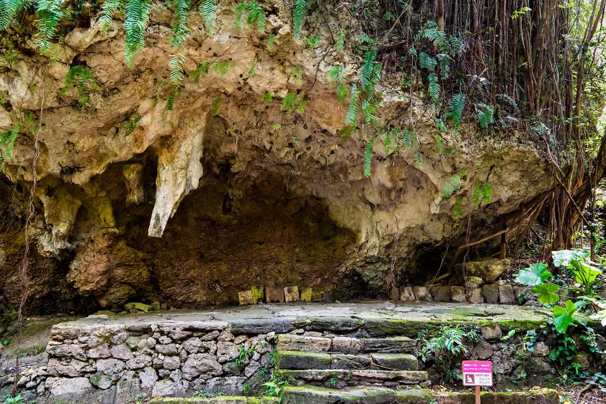 Sefa Utaki - święte miejsce Ryukyu. Esej o królestwie Ryukyu (dzisiejsza Okinawa w Japonii) - kolebce karate, kosmopolityzmu azjatyckiego i handlu morskiego Azji.