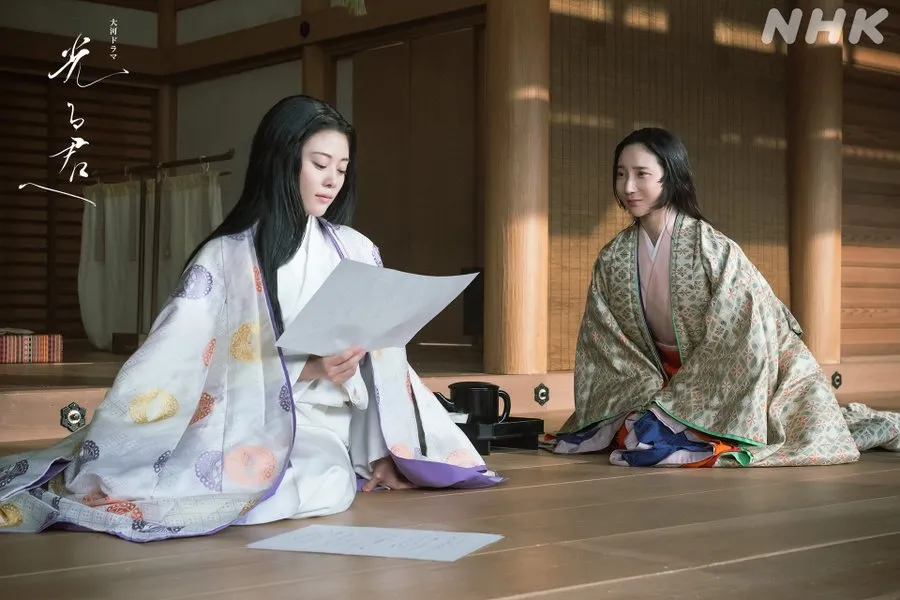 Weekendowy wypad z damami dworu Heian-kyō. Słuchamy kukułki z samą Sei Shōnagon. Heian-kyō, 998: Sei Shōnagon wraca z wyprawy bez jednego wersu. Wymówkę ma po ojcu poecie. Wóz obłożony kwiatami jak żywopłot, ulewa i kukułki drące się nad głową.