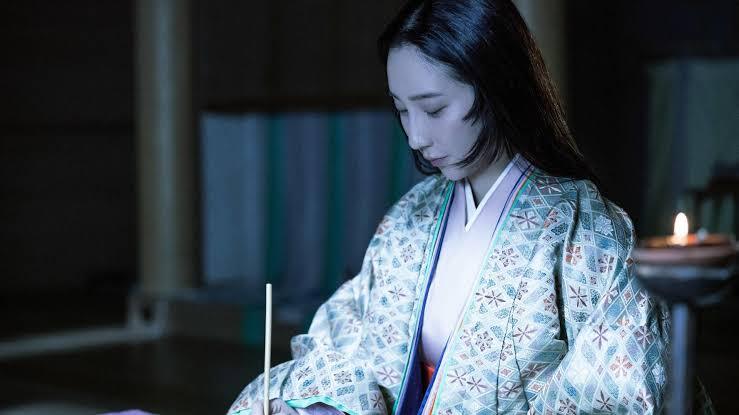Weekendowy wypad z damami dworu Heian-kyō. Słuchamy kukułki z samą Sei Shōnagon. Heian-kyō, 998: Sei Shōnagon wraca z wyprawy bez jednego wersu. Wymówkę ma po ojcu poecie. Wóz obłożony kwiatami jak żywopłot, ulewa i kukułki drące się nad głową.