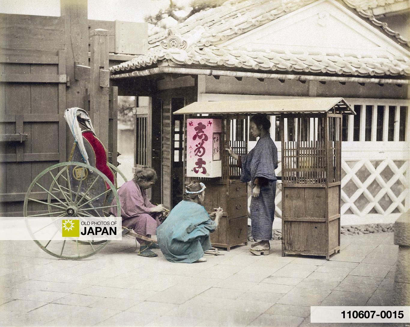 Dzień na stacji kontrolnej sekisho. Jak shōgunat rządził procedurą, nie mieczem Sekisho w Hakone: strażnicy, pieczęcie i przepustki, rewizje bagażu oraz reguła „入り鉄砲に出女”. Jak shōgunat Tokugawów kontrolował ruch ludzi, broń i „wyjeżdżające kobiety”.