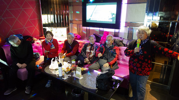 Karaoke dla seniorów. Artykuł o kulturze karaoke w Japonii - jaka jest jego historia oraz współczesny charakter.