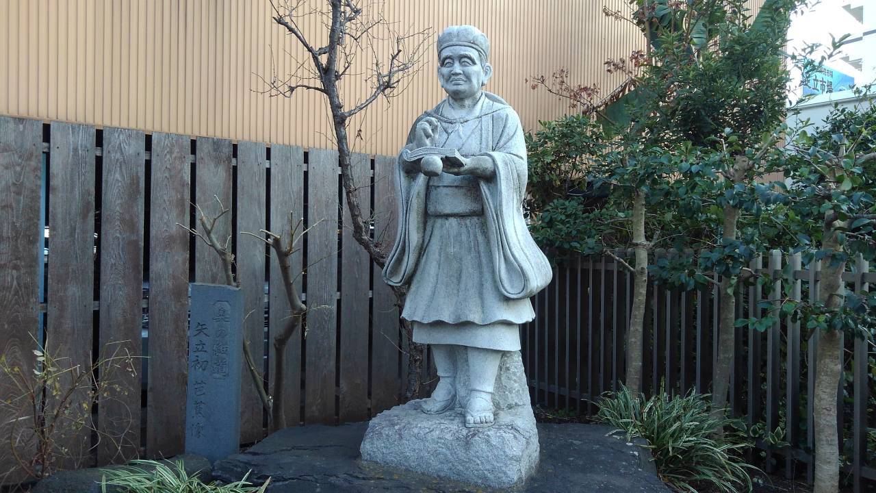 Wąska ścieżka, szeroki oddech. Na północ — w głąb kraju i siebie — z mistrzem Bashō „Oku no hosomichi” Matsuo Bashō jako opowieść o zmęczeniu rolami i o tym, co robi z człowiekiem droga: od Edo po północ Japonii, z haibun i hokku w tle. Esej o zachwycie, dyscyplinie marszu i nietrwałości (mujō)